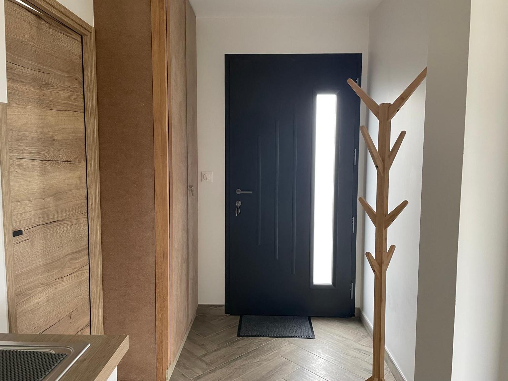 Appartement Champ De Ble Neuf Independant Plain Pied Dans Maison Contemporaine Decoration Soignee Confort Terrasse Amenagee, Grand Terrain Parking Prive A 15 Mn De Caen Et 10 Mn Debayeux Proche Plages Du Debarquement Loucelles