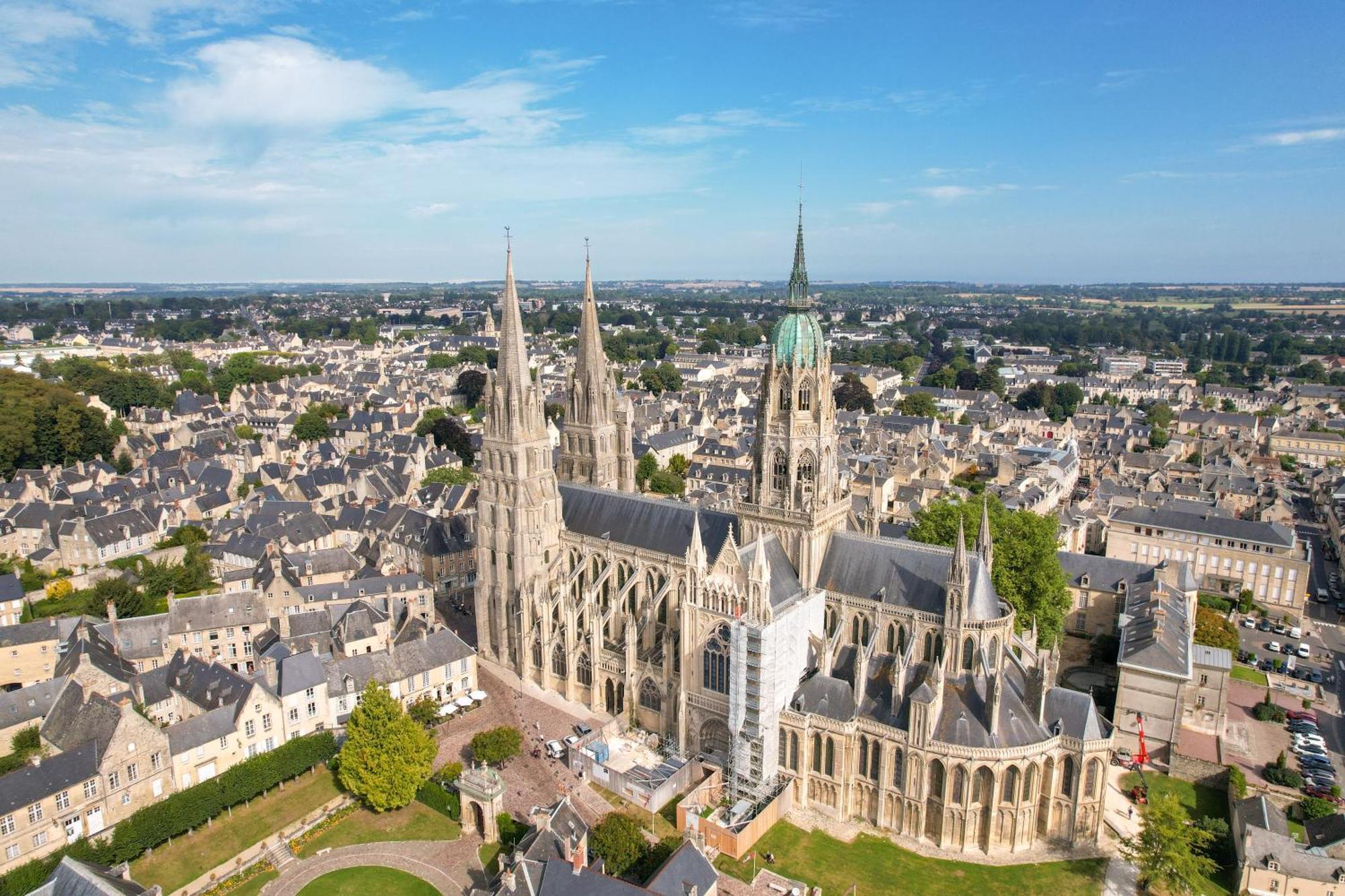 Appartement Champ De Ble Neuf Independant Plain Pied Dans Maison Contemporaine Decoration Soignee Confort Terrasse Amenagee, Grand Terrain Parking Prive A 15 Mn De Caen Et 10 Mn Debayeux Proche Plages Du Debarquement *