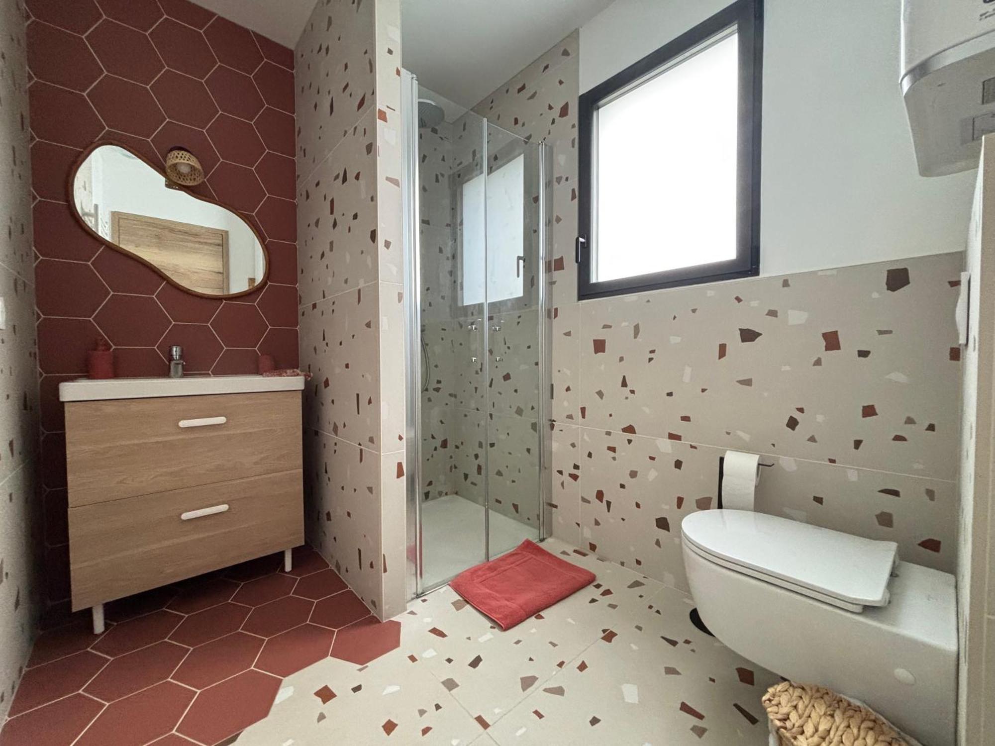 Appartement Champ De Ble Neuf Independant Plain Pied Dans Maison Contemporaine Decoration Soignee Confort Terrasse Amenagee, Grand Terrain Parking Prive A 15 Mn De Caen Et 10 Mn Debayeux Proche Plages Du Debarquement Loucelles