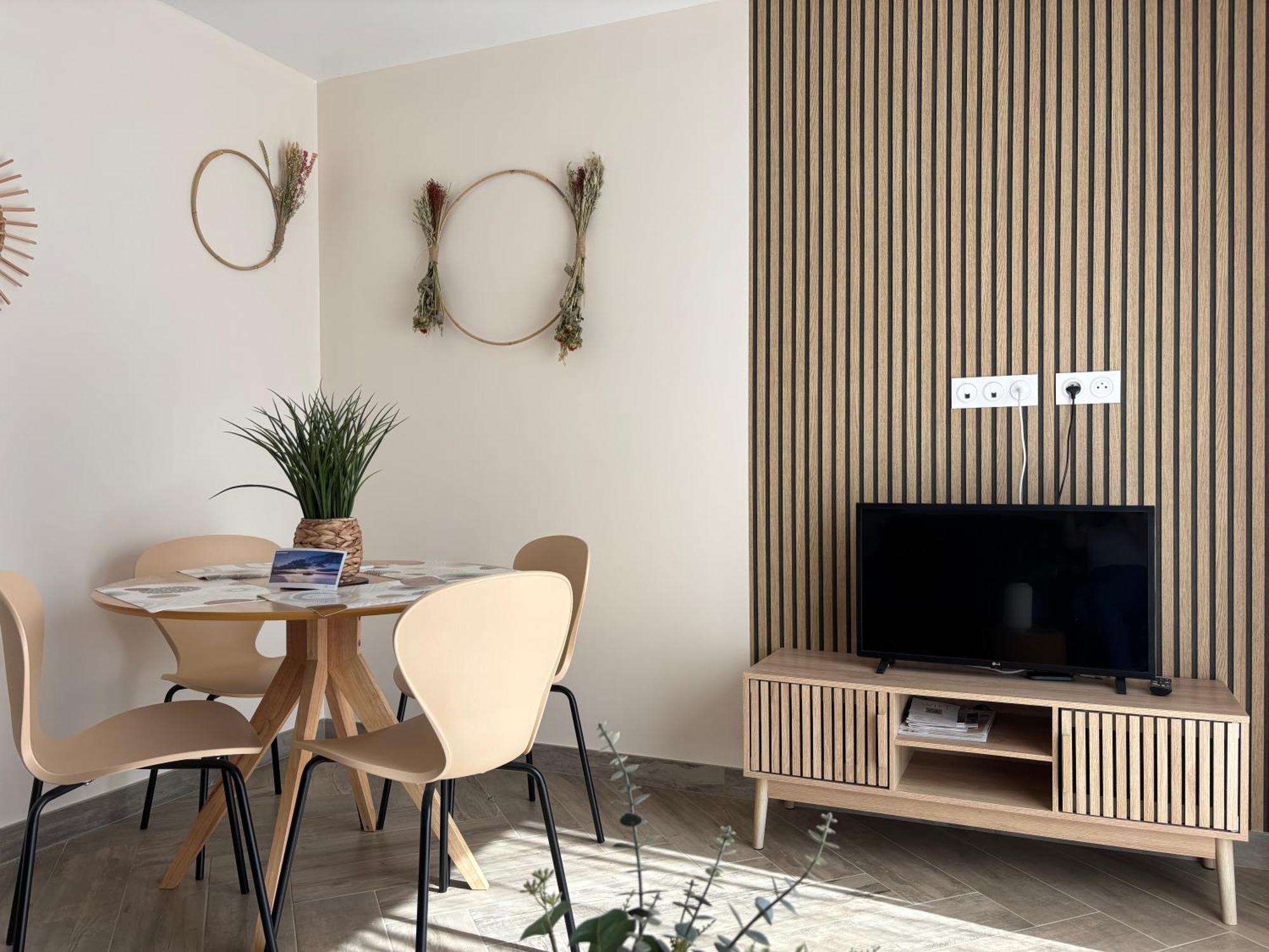 Appartement Champ De Ble Neuf Independant Plain Pied Dans Maison Contemporaine Decoration Soignee Confort Terrasse Amenagee, Grand Terrain Parking Prive A 15 Mn De Caen Et 10 Mn Debayeux Proche Plages Du Debarquement *