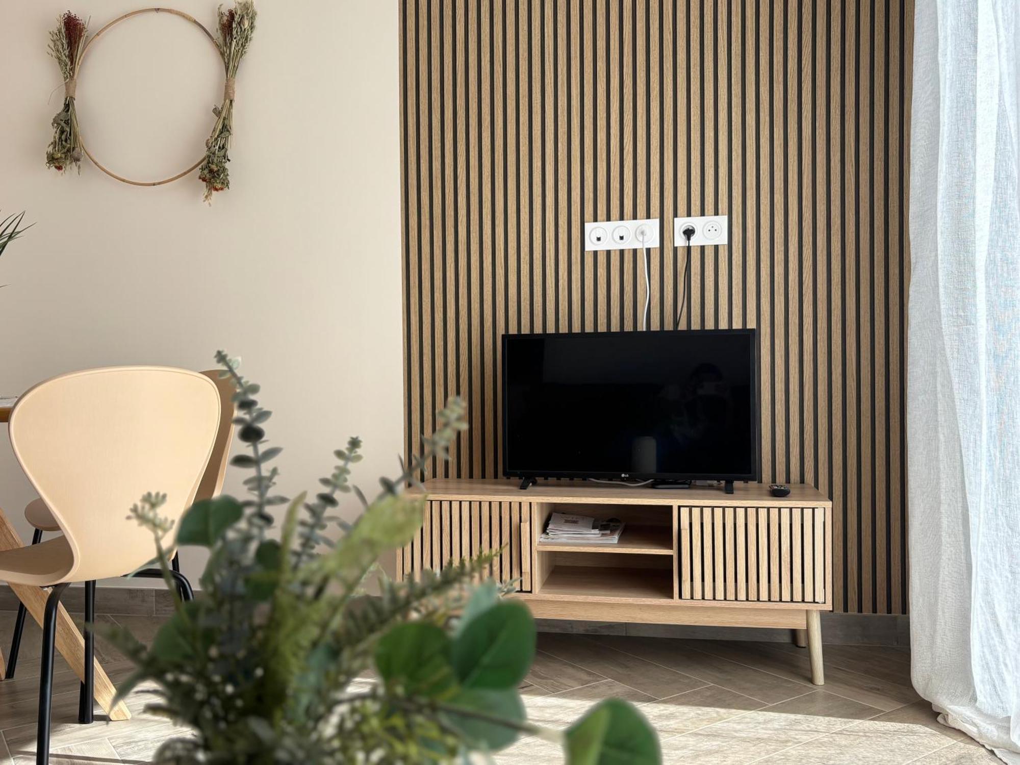 Champ De Ble Neuf Independant Plain Pied Dans Maison Contemporaine Decoration Soignee Confort Terrasse Amenagee, Grand Terrain Parking Prive A 15 Mn De Caen Et 10 Mn Debayeux Proche Plages Du Debarquement Loucelles