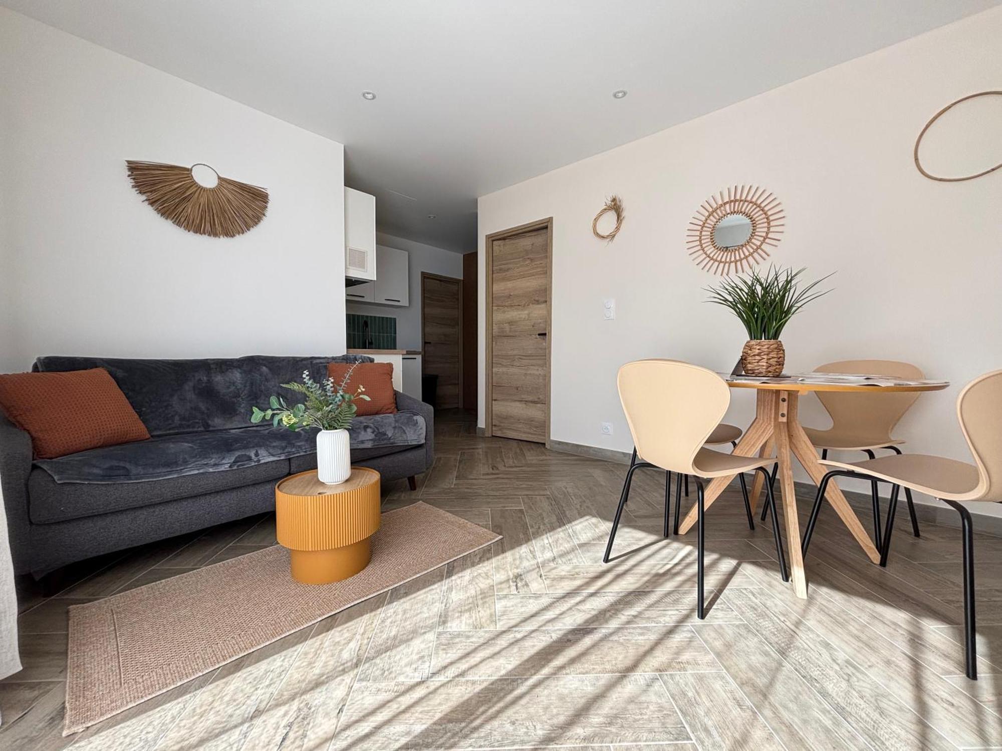 Champ De Ble Neuf Independant Plain Pied Dans Maison Contemporaine Decoration Soignee Confort Terrasse Amenagee, Grand Terrain Parking Prive A 15 Mn De Caen Et 10 Mn Debayeux Proche Plages Du Debarquement Appartement