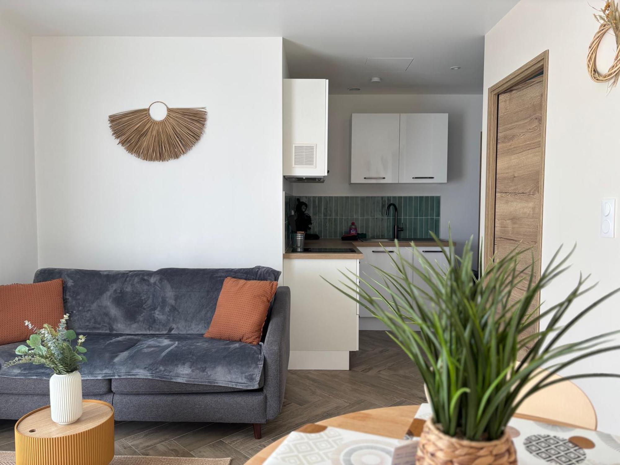 Appartement Champ De Ble Neuf Independant Plain Pied Dans Maison Contemporaine Decoration Soignee Confort Terrasse Amenagee, Grand Terrain Parking Prive A 15 Mn De Caen Et 10 Mn Debayeux Proche Plages Du Debarquement Loucelles