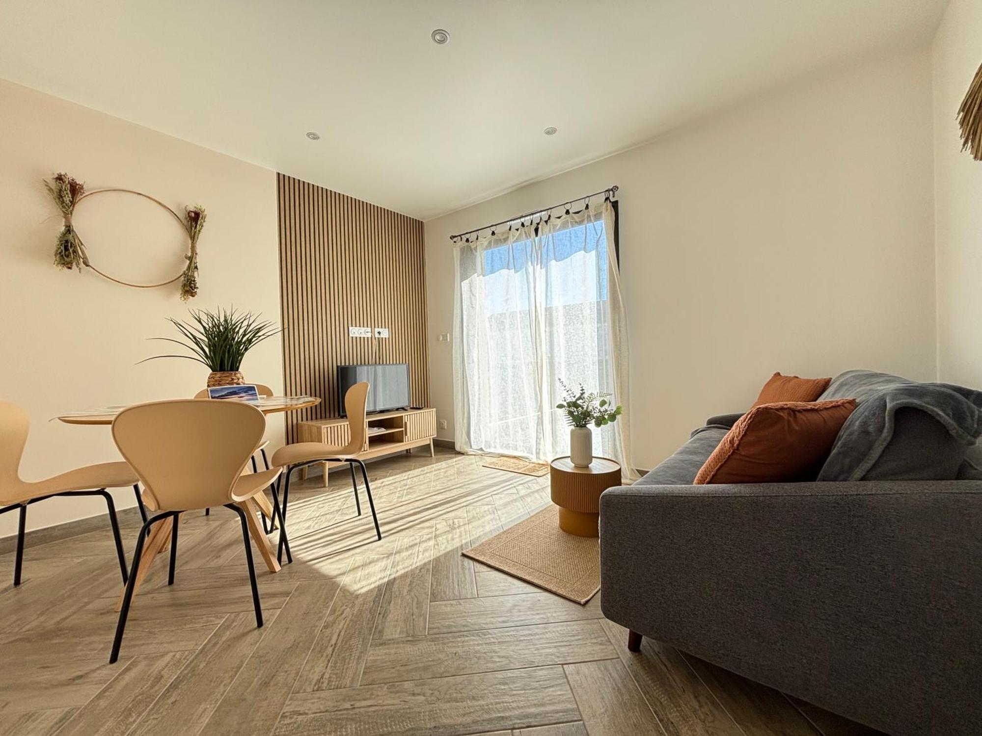 Champ De Ble Neuf Independant Plain Pied Dans Maison Contemporaine Decoration Soignee Confort Terrasse Amenagee, Grand Terrain Parking Prive A 15 Mn De Caen Et 10 Mn Debayeux Proche Plages Du Debarquement Appartement